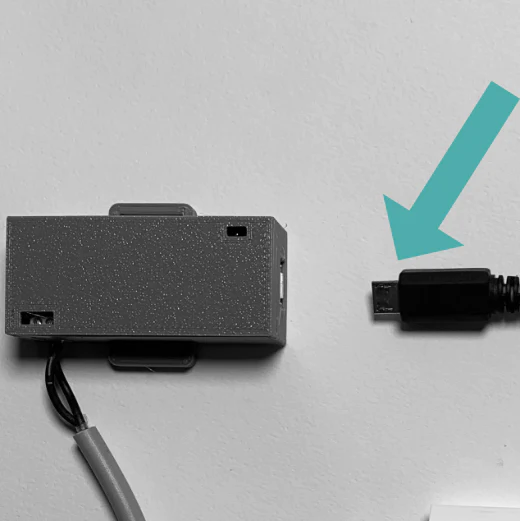 Anschlussposition eines USB-Netzteils mit Micro-USB-Kabel.